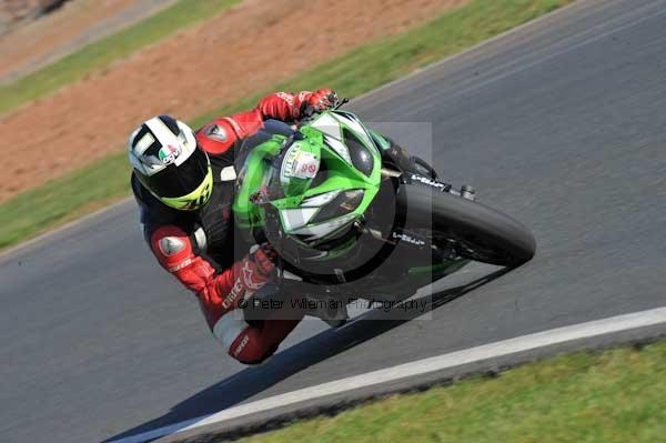 Mallory park Leicestershire;Mallory park photographs;Motorcycle action photographs;event digital images;eventdigitalimages;mallory park;no limits trackday;peter wileman photography;trackday;trackday digital images;trackday photos