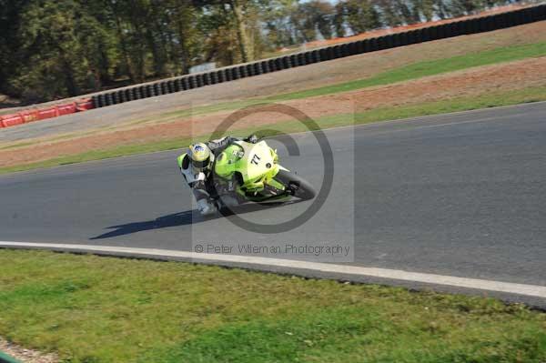 Mallory park Leicestershire;Mallory park photographs;Motorcycle action photographs;event digital images;eventdigitalimages;mallory park;no limits trackday;peter wileman photography;trackday;trackday digital images;trackday photos