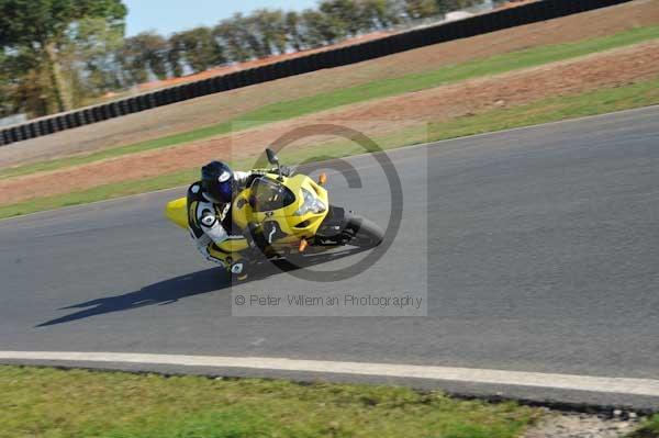 Mallory park Leicestershire;Mallory park photographs;Motorcycle action photographs;event digital images;eventdigitalimages;mallory park;no limits trackday;peter wileman photography;trackday;trackday digital images;trackday photos