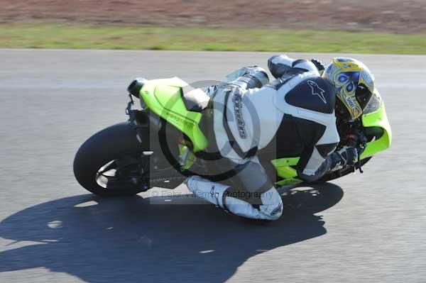 Mallory park Leicestershire;Mallory park photographs;Motorcycle action photographs;event digital images;eventdigitalimages;mallory park;no limits trackday;peter wileman photography;trackday;trackday digital images;trackday photos