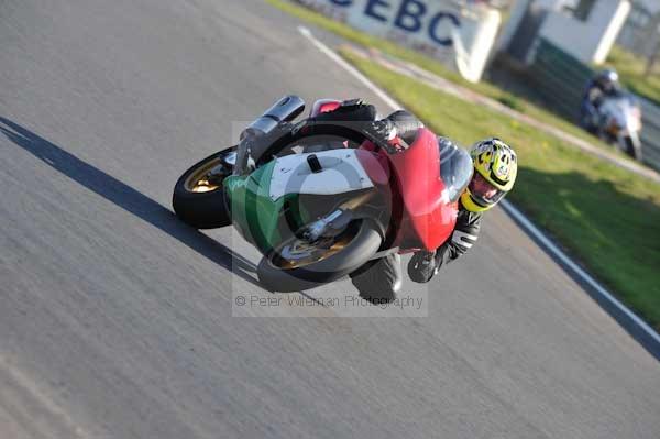 Mallory park Leicestershire;Mallory park photographs;Motorcycle action photographs;event digital images;eventdigitalimages;mallory park;no limits trackday;peter wileman photography;trackday;trackday digital images;trackday photos