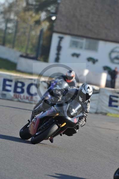 Mallory park Leicestershire;Mallory park photographs;Motorcycle action photographs;event digital images;eventdigitalimages;mallory park;no limits trackday;peter wileman photography;trackday;trackday digital images;trackday photos