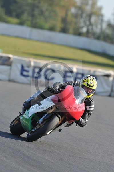 Mallory park Leicestershire;Mallory park photographs;Motorcycle action photographs;event digital images;eventdigitalimages;mallory park;no limits trackday;peter wileman photography;trackday;trackday digital images;trackday photos