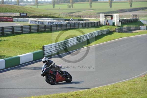 Mallory park Leicestershire;Mallory park photographs;Motorcycle action photographs;event digital images;eventdigitalimages;mallory park;no limits trackday;peter wileman photography;trackday;trackday digital images;trackday photos