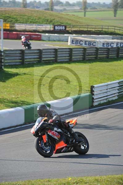 Mallory park Leicestershire;Mallory park photographs;Motorcycle action photographs;event digital images;eventdigitalimages;mallory park;no limits trackday;peter wileman photography;trackday;trackday digital images;trackday photos