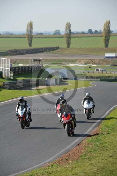 Mallory park Leicestershire;Mallory park photographs;Motorcycle action photographs;event digital images;eventdigitalimages;mallory park;no limits trackday;peter wileman photography;trackday;trackday digital images;trackday photos