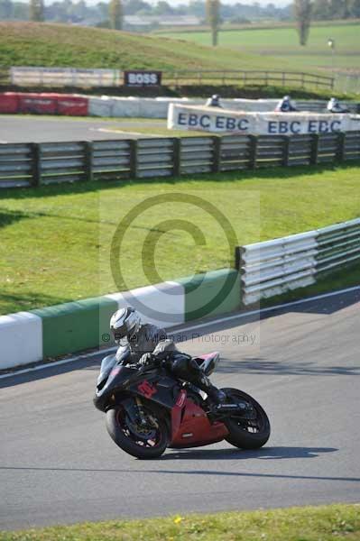 Mallory park Leicestershire;Mallory park photographs;Motorcycle action photographs;event digital images;eventdigitalimages;mallory park;no limits trackday;peter wileman photography;trackday;trackday digital images;trackday photos