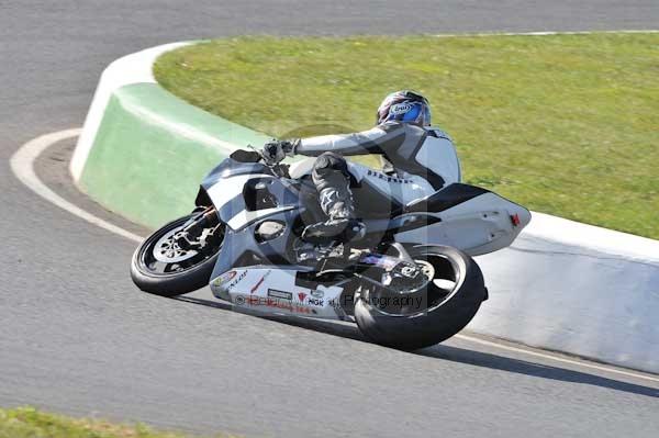 Mallory park Leicestershire;Mallory park photographs;Motorcycle action photographs;event digital images;eventdigitalimages;mallory park;no limits trackday;peter wileman photography;trackday;trackday digital images;trackday photos