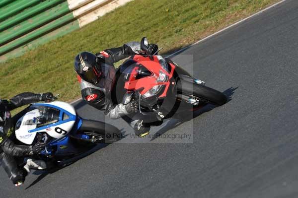 Mallory park Leicestershire;Mallory park photographs;Motorcycle action photographs;event digital images;eventdigitalimages;mallory park;no limits trackday;peter wileman photography;trackday;trackday digital images;trackday photos
