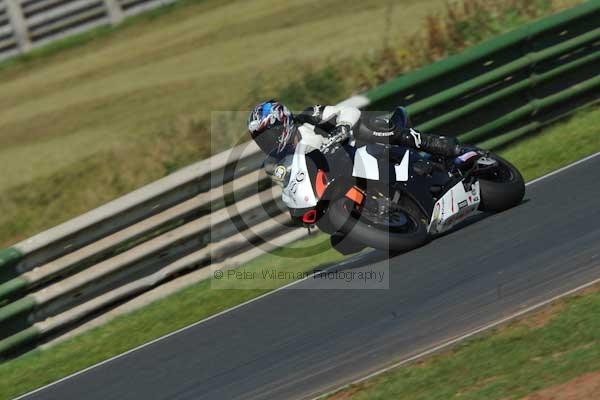 Mallory park Leicestershire;Mallory park photographs;Motorcycle action photographs;event digital images;eventdigitalimages;mallory park;no limits trackday;peter wileman photography;trackday;trackday digital images;trackday photos