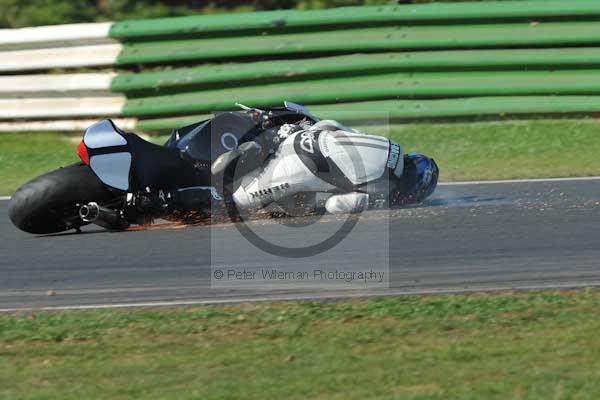 Mallory park Leicestershire;Mallory park photographs;Motorcycle action photographs;event digital images;eventdigitalimages;mallory park;no limits trackday;peter wileman photography;trackday;trackday digital images;trackday photos