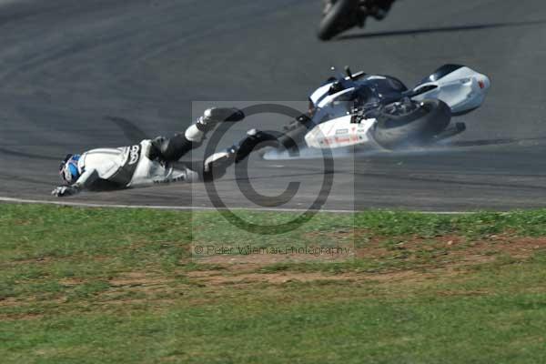 Mallory park Leicestershire;Mallory park photographs;Motorcycle action photographs;event digital images;eventdigitalimages;mallory park;no limits trackday;peter wileman photography;trackday;trackday digital images;trackday photos