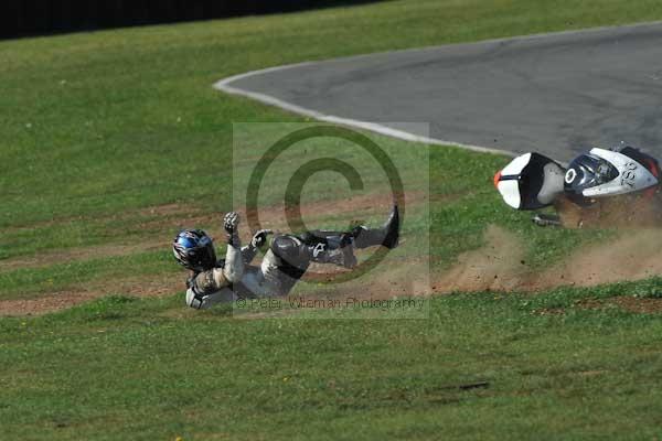 Mallory park Leicestershire;Mallory park photographs;Motorcycle action photographs;event digital images;eventdigitalimages;mallory park;no limits trackday;peter wileman photography;trackday;trackday digital images;trackday photos