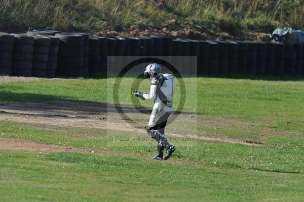 Mallory park Leicestershire;Mallory park photographs;Motorcycle action photographs;event digital images;eventdigitalimages;mallory park;no limits trackday;peter wileman photography;trackday;trackday digital images;trackday photos