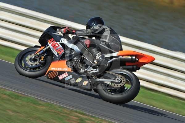 Mallory park Leicestershire;Mallory park photographs;Motorcycle action photographs;event digital images;eventdigitalimages;mallory park;no limits trackday;peter wileman photography;trackday;trackday digital images;trackday photos