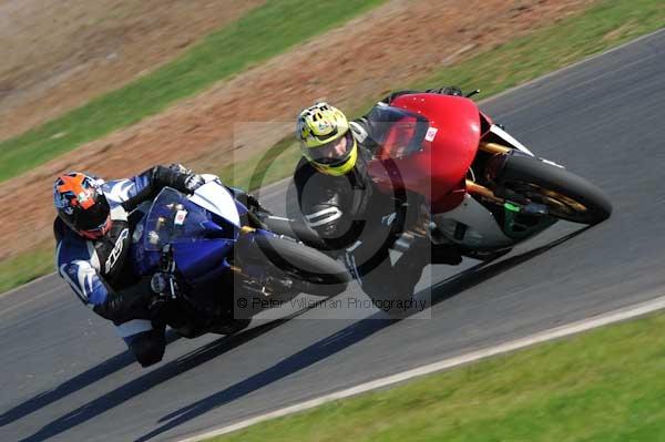 Mallory park Leicestershire;Mallory park photographs;Motorcycle action photographs;event digital images;eventdigitalimages;mallory park;no limits trackday;peter wileman photography;trackday;trackday digital images;trackday photos
