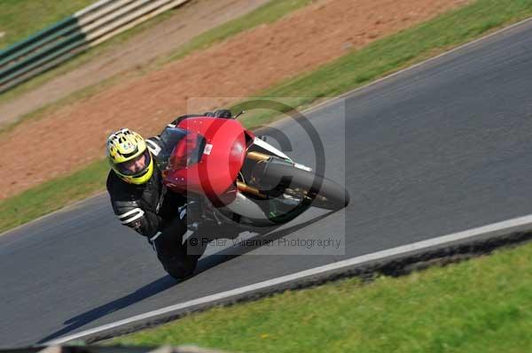 Mallory park Leicestershire;Mallory park photographs;Motorcycle action photographs;event digital images;eventdigitalimages;mallory park;no limits trackday;peter wileman photography;trackday;trackday digital images;trackday photos