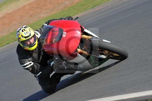 Mallory park Leicestershire;Mallory park photographs;Motorcycle action photographs;event digital images;eventdigitalimages;mallory park;no limits trackday;peter wileman photography;trackday;trackday digital images;trackday photos