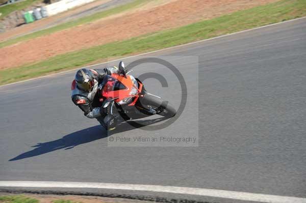 Mallory park Leicestershire;Mallory park photographs;Motorcycle action photographs;event digital images;eventdigitalimages;mallory park;no limits trackday;peter wileman photography;trackday;trackday digital images;trackday photos