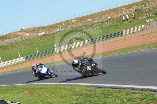 Mallory park Leicestershire;Mallory park photographs;Motorcycle action photographs;event digital images;eventdigitalimages;mallory park;no limits trackday;peter wileman photography;trackday;trackday digital images;trackday photos