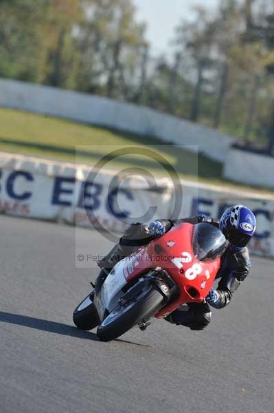 Mallory park Leicestershire;Mallory park photographs;Motorcycle action photographs;event digital images;eventdigitalimages;mallory park;no limits trackday;peter wileman photography;trackday;trackday digital images;trackday photos