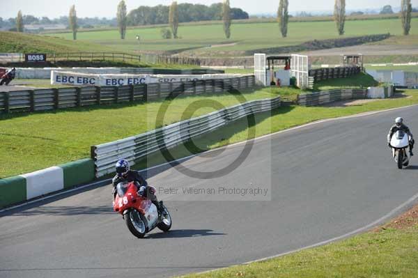 Mallory park Leicestershire;Mallory park photographs;Motorcycle action photographs;event digital images;eventdigitalimages;mallory park;no limits trackday;peter wileman photography;trackday;trackday digital images;trackday photos