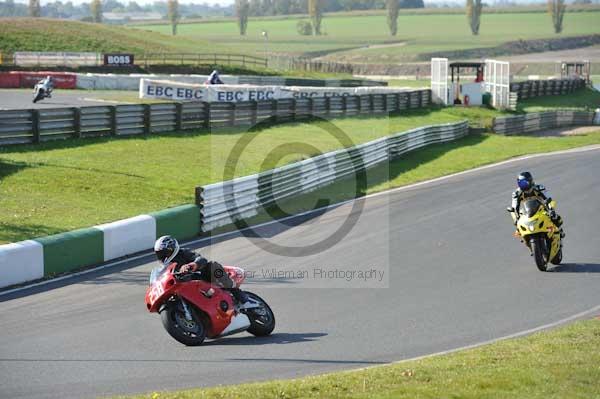Mallory park Leicestershire;Mallory park photographs;Motorcycle action photographs;event digital images;eventdigitalimages;mallory park;no limits trackday;peter wileman photography;trackday;trackday digital images;trackday photos