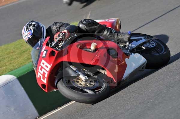 Mallory park Leicestershire;Mallory park photographs;Motorcycle action photographs;event digital images;eventdigitalimages;mallory park;no limits trackday;peter wileman photography;trackday;trackday digital images;trackday photos
