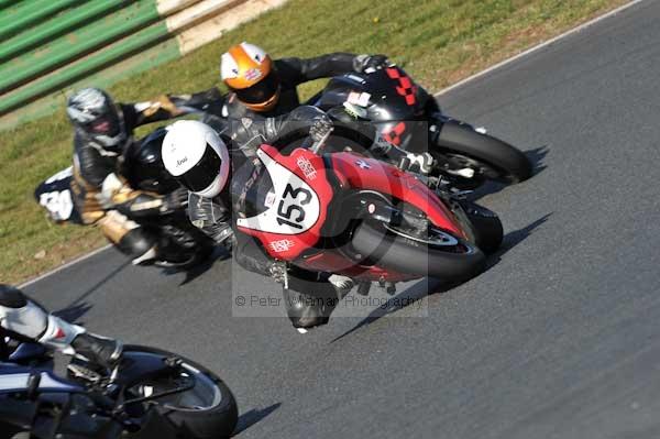 Mallory park Leicestershire;Mallory park photographs;Motorcycle action photographs;event digital images;eventdigitalimages;mallory park;no limits trackday;peter wileman photography;trackday;trackday digital images;trackday photos