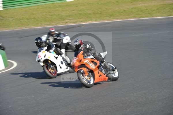 Mallory park Leicestershire;Mallory park photographs;Motorcycle action photographs;event digital images;eventdigitalimages;mallory park;no limits trackday;peter wileman photography;trackday;trackday digital images;trackday photos