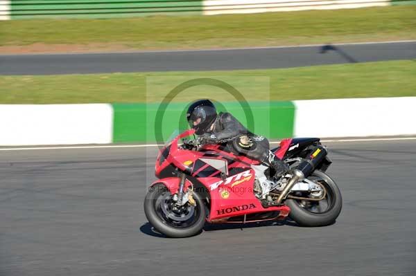 Mallory park Leicestershire;Mallory park photographs;Motorcycle action photographs;event digital images;eventdigitalimages;mallory park;no limits trackday;peter wileman photography;trackday;trackday digital images;trackday photos