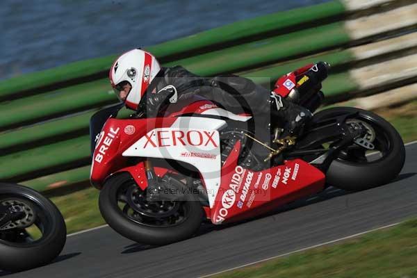 Mallory park Leicestershire;Mallory park photographs;Motorcycle action photographs;event digital images;eventdigitalimages;mallory park;no limits trackday;peter wileman photography;trackday;trackday digital images;trackday photos