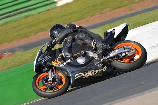 Mallory park Leicestershire;Mallory park photographs;Motorcycle action photographs;event digital images;eventdigitalimages;mallory park;no limits trackday;peter wileman photography;trackday;trackday digital images;trackday photos