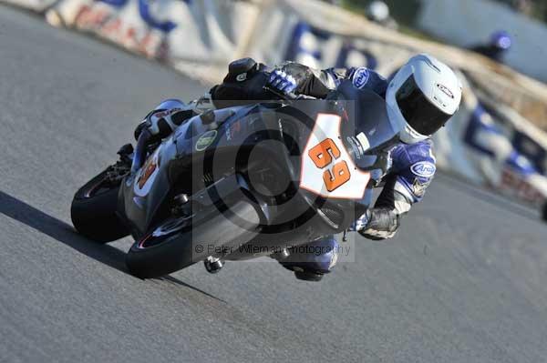 Mallory park Leicestershire;Mallory park photographs;Motorcycle action photographs;event digital images;eventdigitalimages;mallory park;no limits trackday;peter wileman photography;trackday;trackday digital images;trackday photos