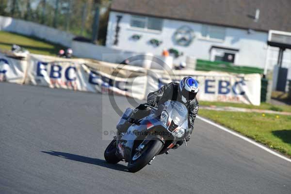 Mallory park Leicestershire;Mallory park photographs;Motorcycle action photographs;event digital images;eventdigitalimages;mallory park;no limits trackday;peter wileman photography;trackday;trackday digital images;trackday photos