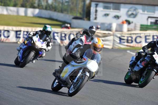 Mallory park Leicestershire;Mallory park photographs;Motorcycle action photographs;event digital images;eventdigitalimages;mallory park;no limits trackday;peter wileman photography;trackday;trackday digital images;trackday photos