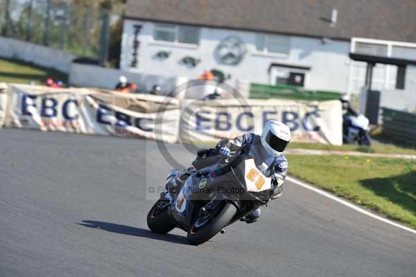 Mallory park Leicestershire;Mallory park photographs;Motorcycle action photographs;event digital images;eventdigitalimages;mallory park;no limits trackday;peter wileman photography;trackday;trackday digital images;trackday photos