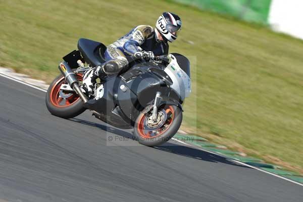 Mallory park Leicestershire;Mallory park photographs;Motorcycle action photographs;event digital images;eventdigitalimages;mallory park;no limits trackday;peter wileman photography;trackday;trackday digital images;trackday photos