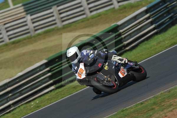 Mallory park Leicestershire;Mallory park photographs;Motorcycle action photographs;event digital images;eventdigitalimages;mallory park;no limits trackday;peter wileman photography;trackday;trackday digital images;trackday photos