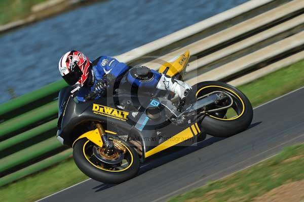 Mallory park Leicestershire;Mallory park photographs;Motorcycle action photographs;event digital images;eventdigitalimages;mallory park;no limits trackday;peter wileman photography;trackday;trackday digital images;trackday photos