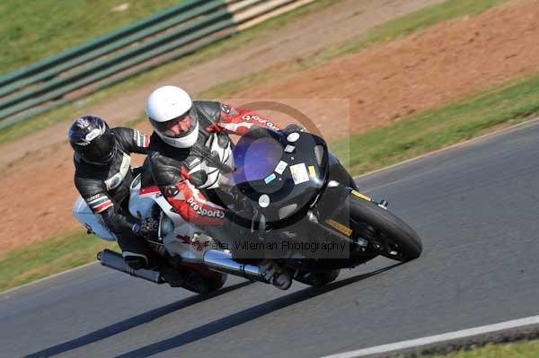 Mallory park Leicestershire;Mallory park photographs;Motorcycle action photographs;event digital images;eventdigitalimages;mallory park;no limits trackday;peter wileman photography;trackday;trackday digital images;trackday photos