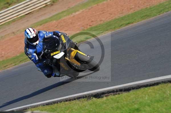 Mallory park Leicestershire;Mallory park photographs;Motorcycle action photographs;event digital images;eventdigitalimages;mallory park;no limits trackday;peter wileman photography;trackday;trackday digital images;trackday photos