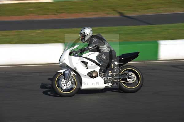 Mallory park Leicestershire;Mallory park photographs;Motorcycle action photographs;event digital images;eventdigitalimages;mallory park;no limits trackday;peter wileman photography;trackday;trackday digital images;trackday photos