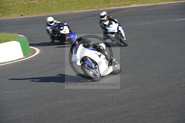 Mallory park Leicestershire;Mallory park photographs;Motorcycle action photographs;event digital images;eventdigitalimages;mallory park;no limits trackday;peter wileman photography;trackday;trackday digital images;trackday photos