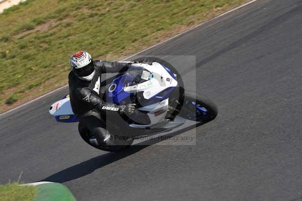 Mallory park Leicestershire;Mallory park photographs;Motorcycle action photographs;event digital images;eventdigitalimages;mallory park;no limits trackday;peter wileman photography;trackday;trackday digital images;trackday photos