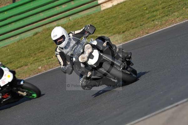 Mallory park Leicestershire;Mallory park photographs;Motorcycle action photographs;event digital images;eventdigitalimages;mallory park;no limits trackday;peter wileman photography;trackday;trackday digital images;trackday photos