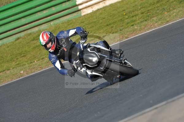 Mallory park Leicestershire;Mallory park photographs;Motorcycle action photographs;event digital images;eventdigitalimages;mallory park;no limits trackday;peter wileman photography;trackday;trackday digital images;trackday photos