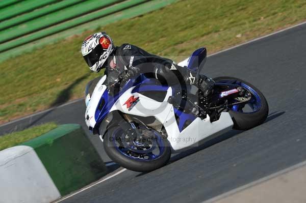 Mallory park Leicestershire;Mallory park photographs;Motorcycle action photographs;event digital images;eventdigitalimages;mallory park;no limits trackday;peter wileman photography;trackday;trackday digital images;trackday photos