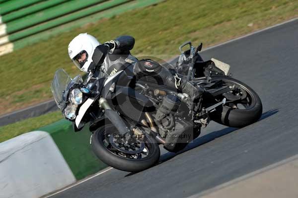 Mallory park Leicestershire;Mallory park photographs;Motorcycle action photographs;event digital images;eventdigitalimages;mallory park;no limits trackday;peter wileman photography;trackday;trackday digital images;trackday photos