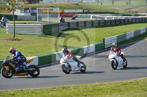Mallory park Leicestershire;Mallory park photographs;Motorcycle action photographs;event digital images;eventdigitalimages;mallory park;no limits trackday;peter wileman photography;trackday;trackday digital images;trackday photos